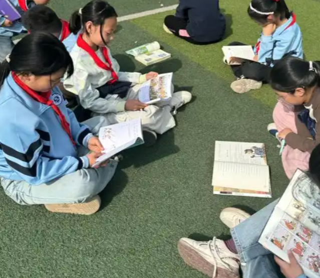 依托四維閱覽叢書構建課程在課堂上小學以班級讀書會為載體