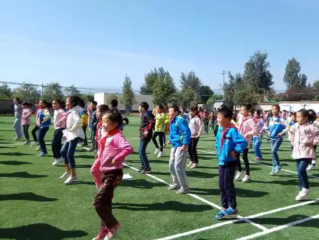 感悟勞動(dòng)教育的深刻含義數(shù)學(xué)思想PK賽中家長(zhǎng)與選拔出的學(xué)生同臺(tái)競(jìng)技