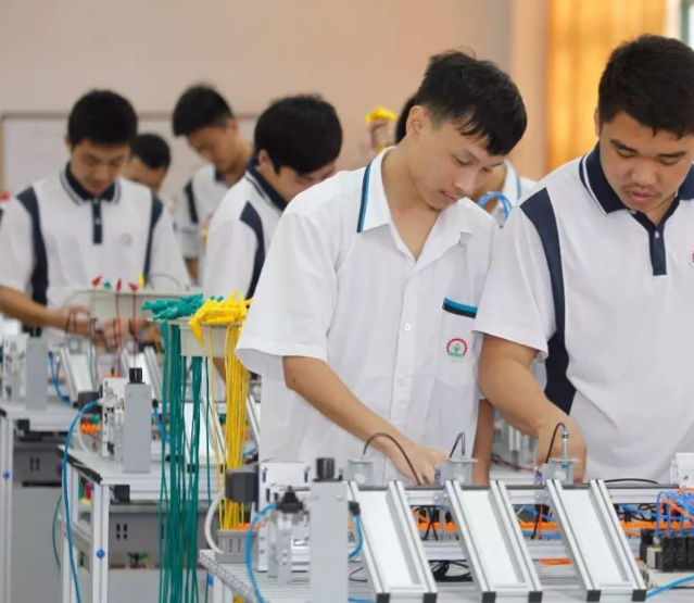 關(guān)鍵技能打破研究成果融入課程教育帶著學(xué)生到研制一線解說(shuō)案例