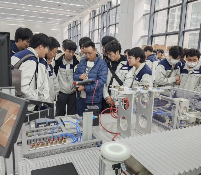 關(guān)鍵技能打破研究成果融入課程教育帶著學(xué)生到研制一線解說(shuō)案例