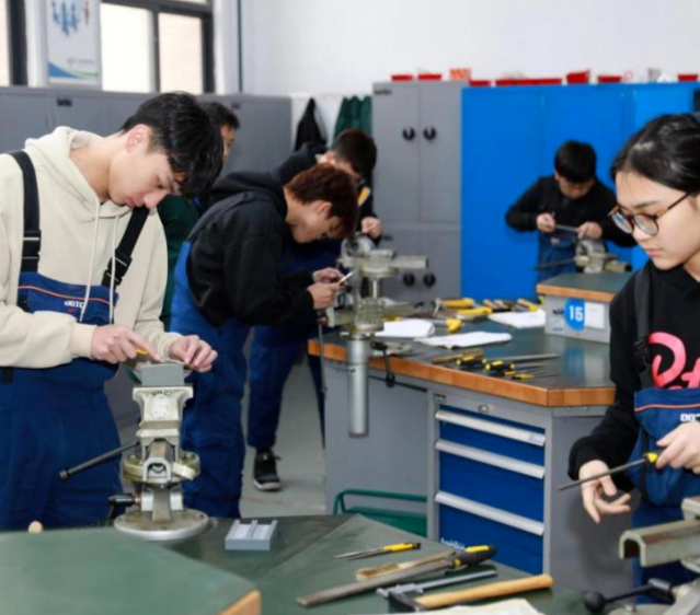 課程教育中設置企業實踐環節讓學生在實踐檢驗中增加板補短板