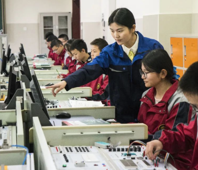 課程教育中設置企業實踐環節讓學生在實踐檢驗中增加板補短板